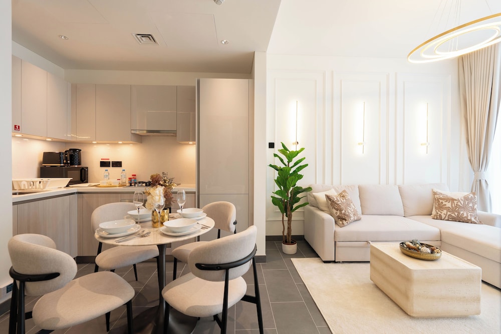 Premium 1BR Oasis - City Views & Pool