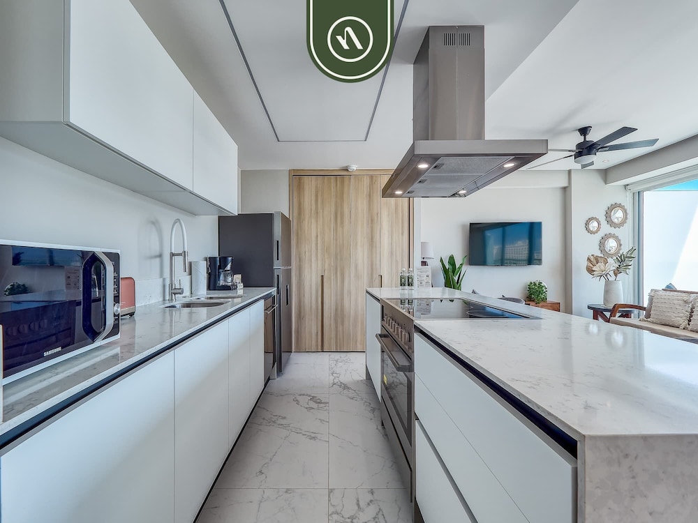 Luxury 3 BR Condo - Beach Access 1 Block Away