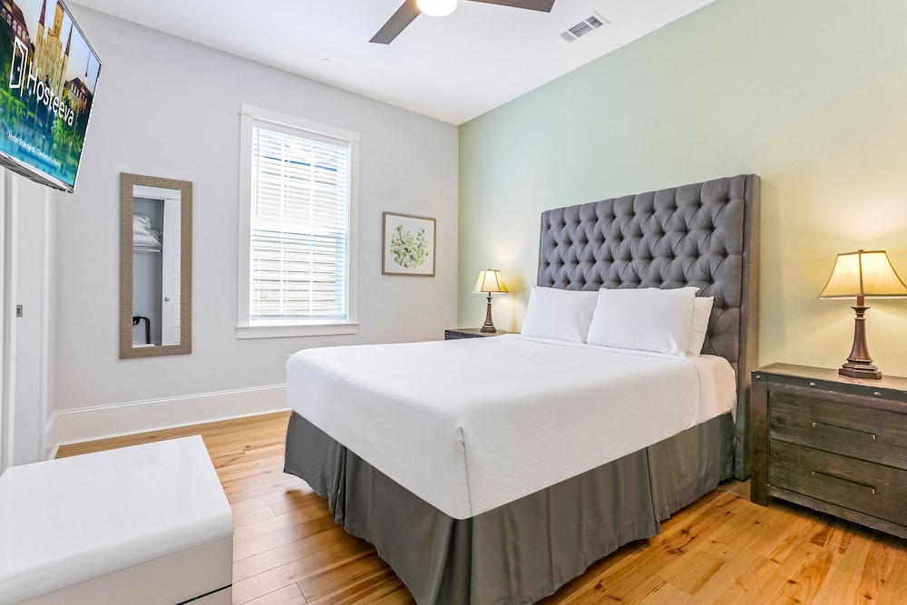 Chic 4 BR Condo - Large Pool - Perfect Location - Image 2