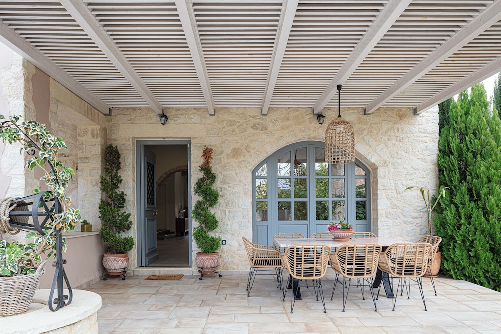 Artemis Apollonas Villa