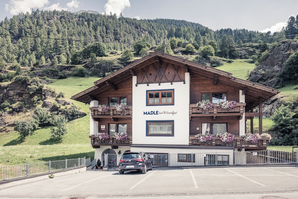 Hotel Madle - Bed & Breakfast - Image 1