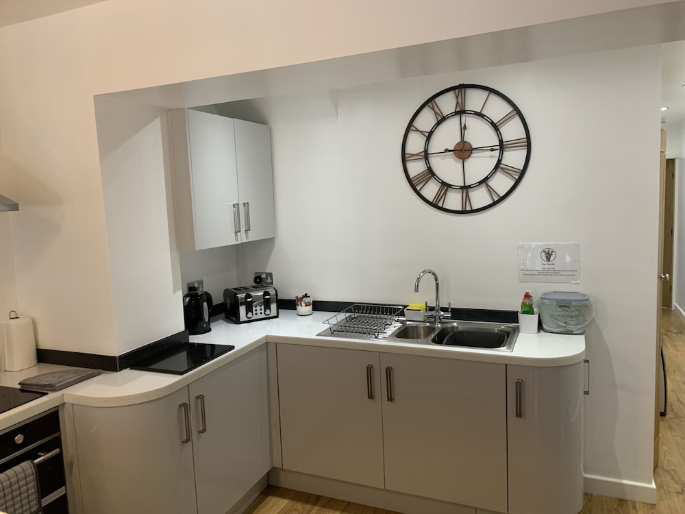 Stylish and Immaculate 2-bed Apartment in Leigh, photo 17
