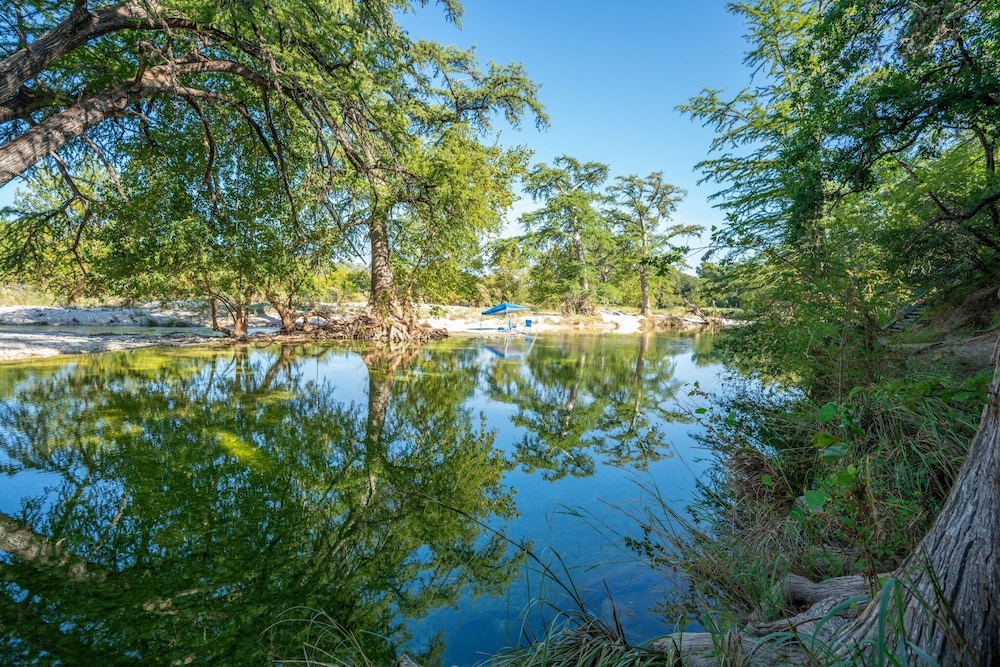 Frio Rivers Edge In The Heart Of Hill Country 3 Bedroom Cabin