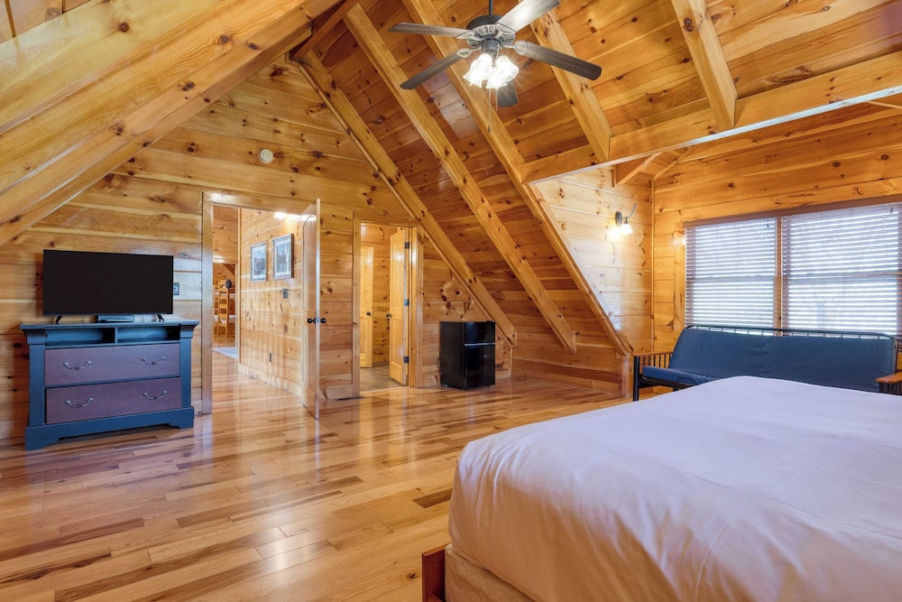 Luxury Cabin Sleeps 19 Game Room, Hot Tub Dollywood Alpine Mountain Lodge