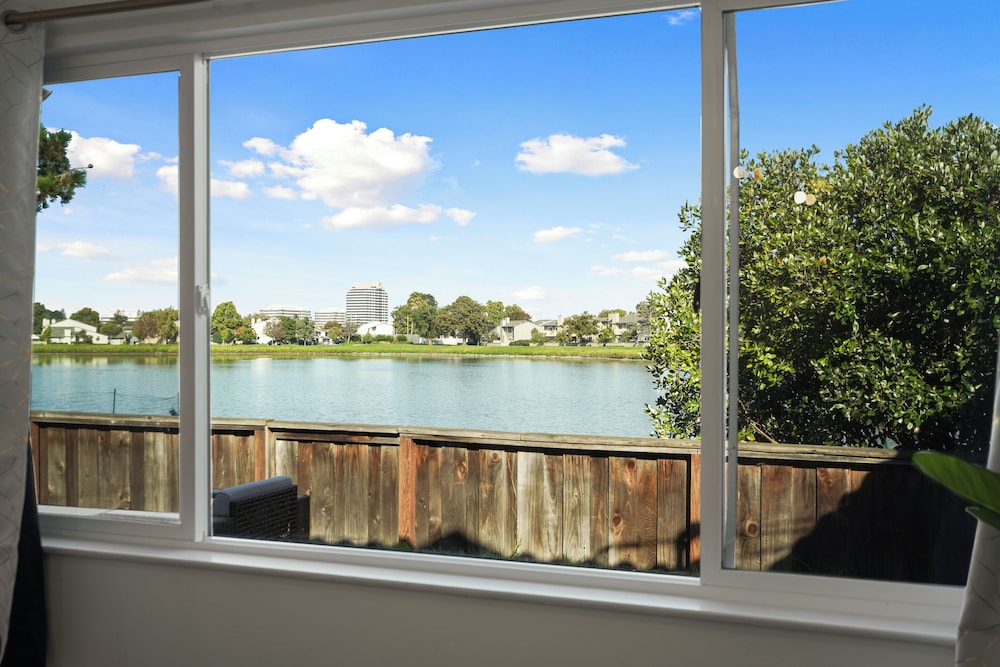 Lakefront Retreat WaterViews 3BR 1.5BA
