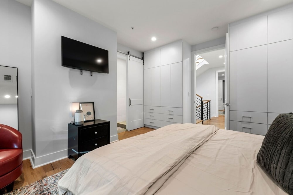 Luxurious Midtown Home Rooftop Views by Silverx