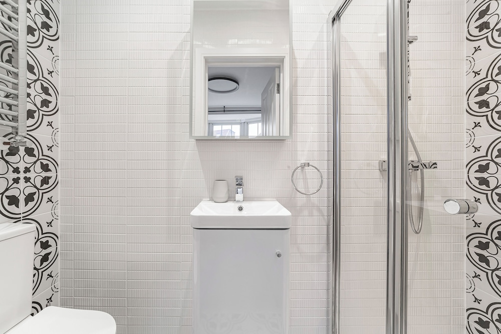 Spacious Room In Morden