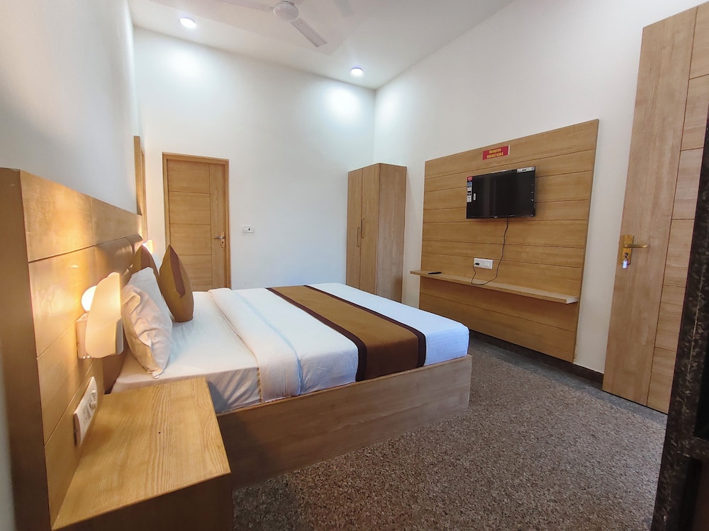 Hotel Devi Ram Atithi Bhawan Vrindavan By HRG