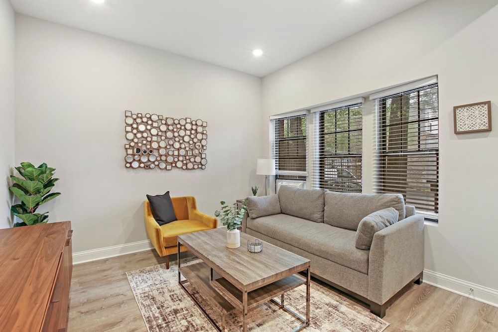 Prime 3BR Apt - Lawndale rep