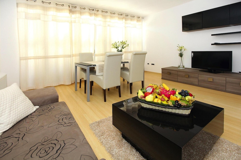 Apartments in Villas Punta Skala With Beachpool