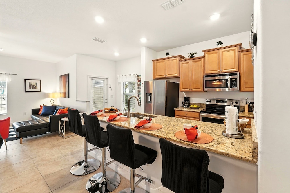 Vibrant 5BR Family Retreat in Storey Lake!