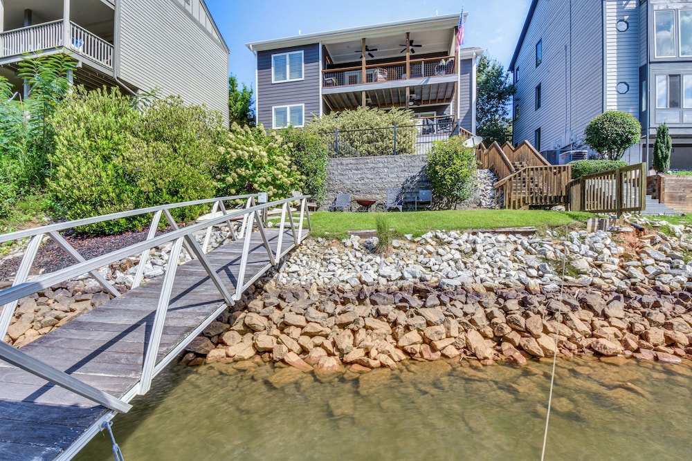 Lakefront Fun Near Clemson! Retreat w/ Pool Access