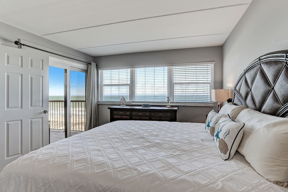 Fully Remodeled Condo with Atlantic Ocean View and Access to Private Fishing Pier by RedAwning view 4