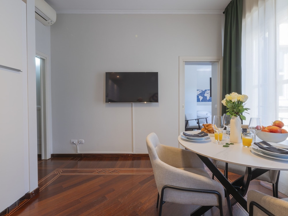 Corso Venezia - Elegant 1 BR apt With Shared Rooftop Terrace in the Heart of Milan
