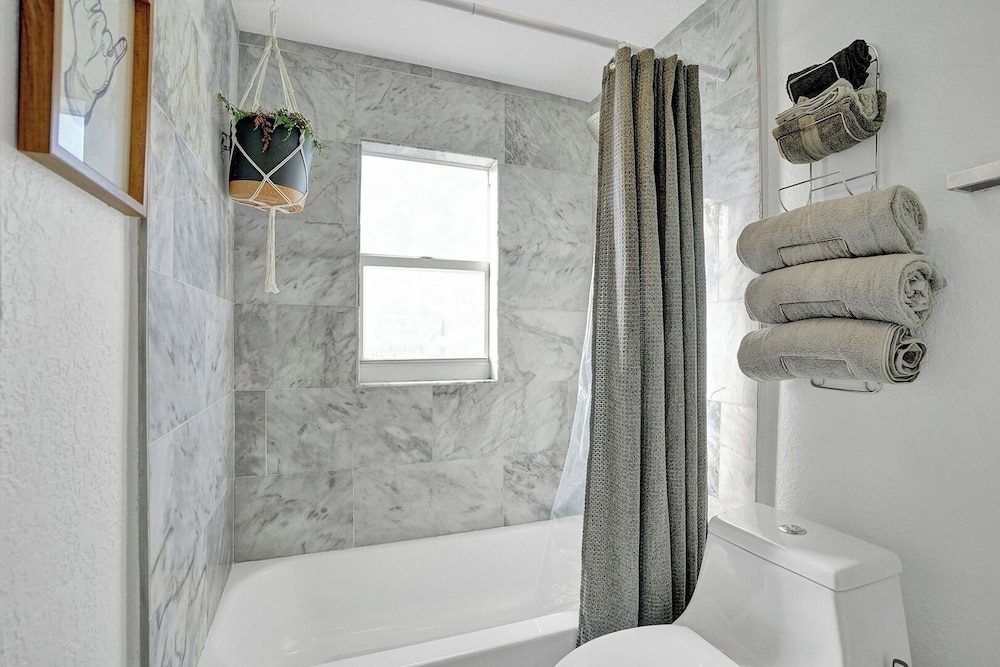 Zen 2br, 7 Min From Beach & Airport, Save Now!