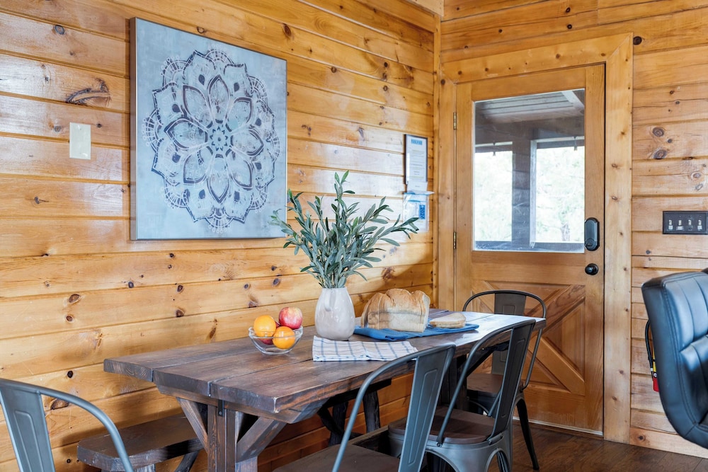 Mountains are Calling by Avantstay Sleeps 8 Hot Tub + Game Loft Located in Douglas Lake Resort