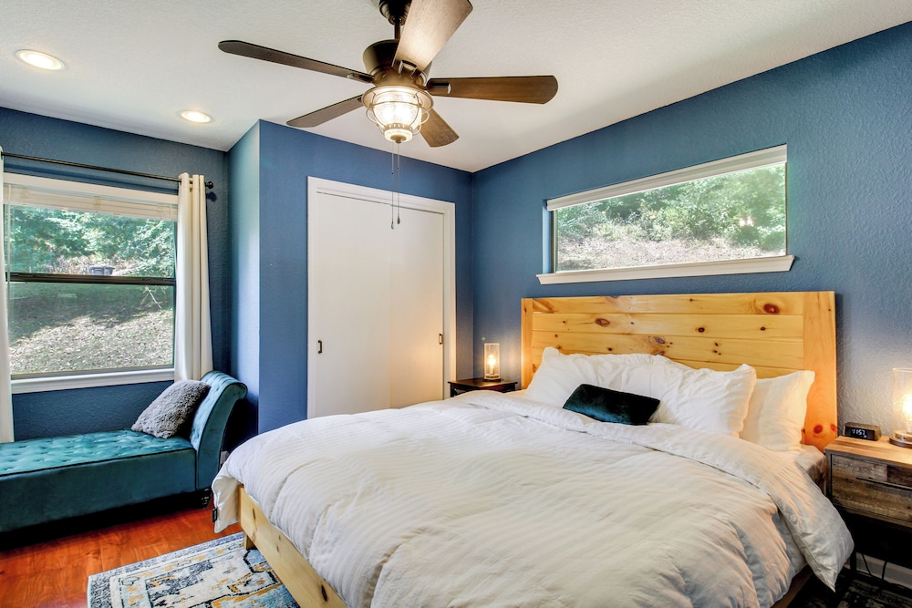 Dock & Hot Tub: Tennessee River Cabin Getaway