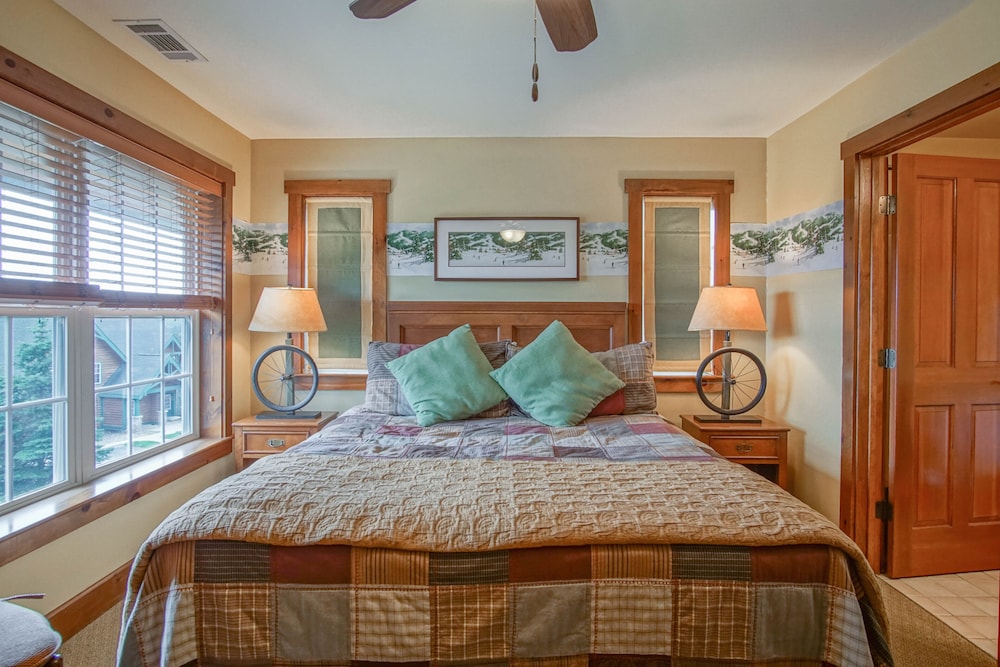 Camp 4 # 11: 3 Bedrooms + Bonus Sleeping Den, 3.5 Baths: Slope Side