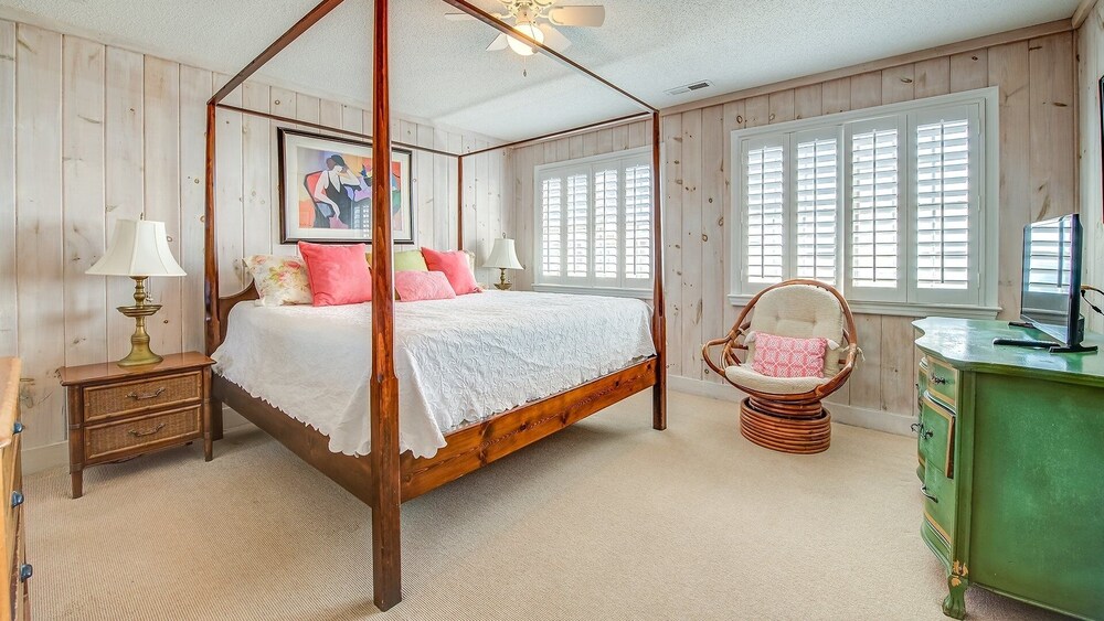 Pawleys Island Vacations - Beachfront Home With A Beautiful View 6 Bedroom Home by RedAwning - Property Image 5