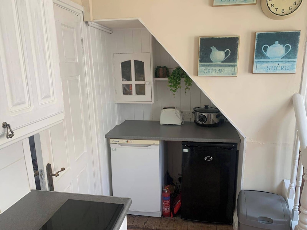 By the Sea, Sleeps 4-6, Private Patio, Nearbeach, Seasideretreat, Train to Liverpool or Chester is a hop Skip and a Jump Away