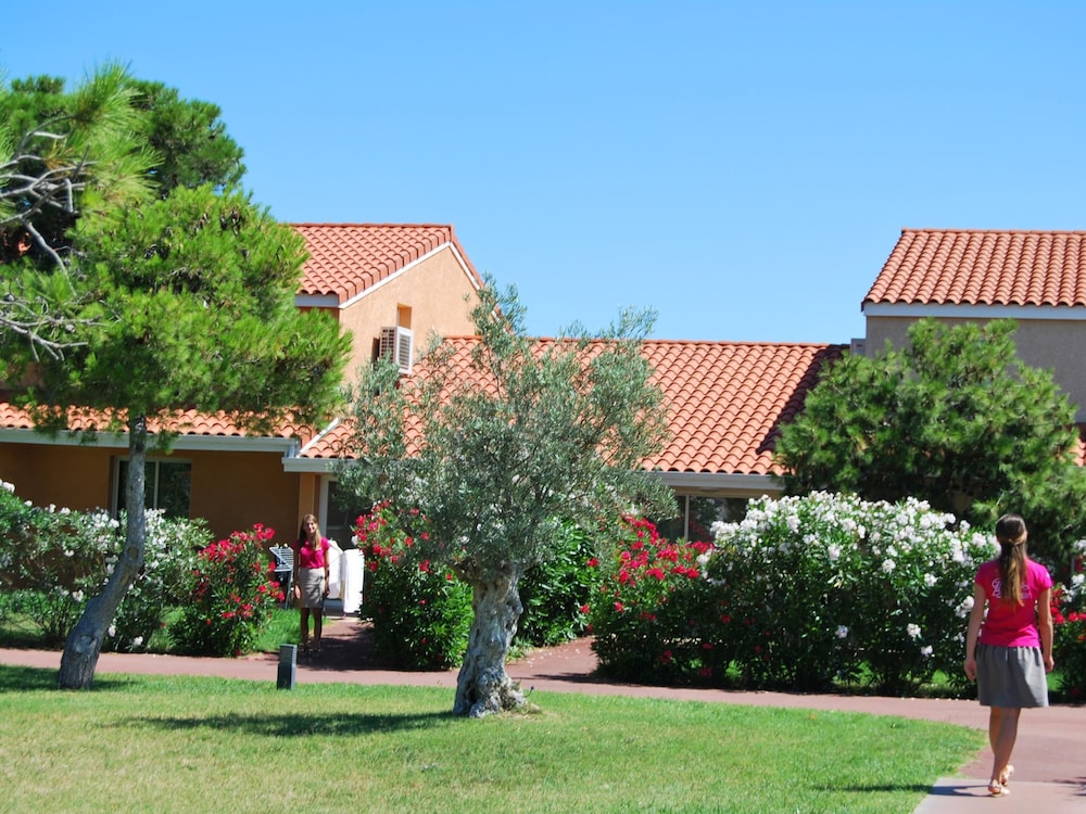 Colorful Holiday Home With a in Mediterranean Style view 4