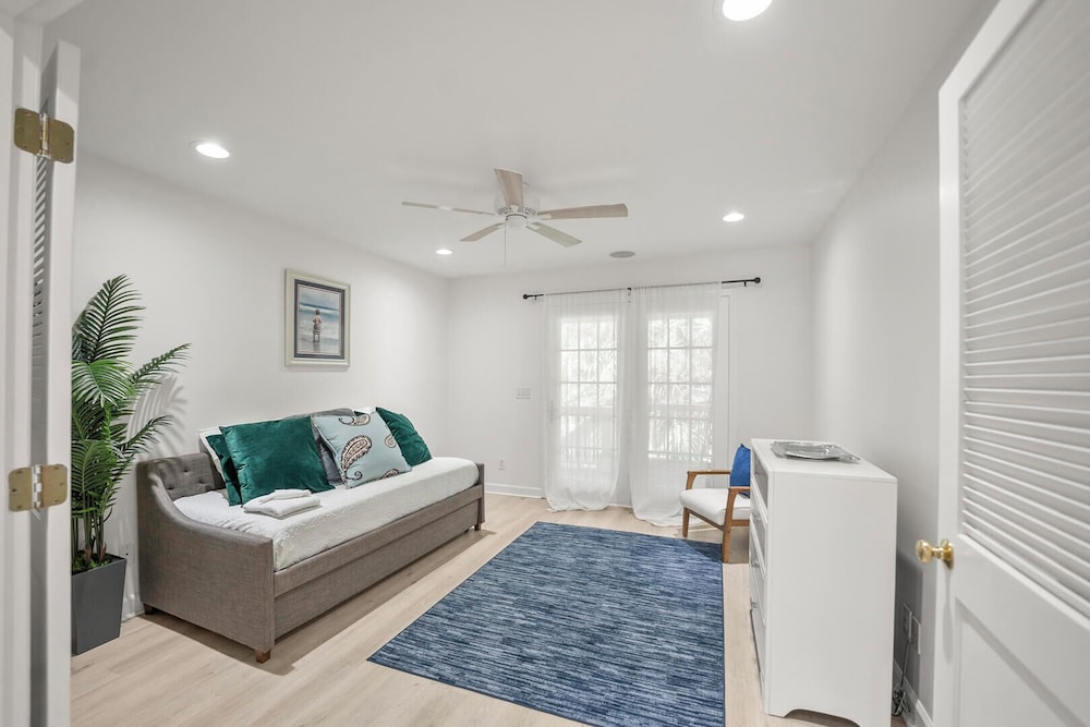 723 Seahorse Road - Newly Renovated, 5-bedroom Oceanside Home