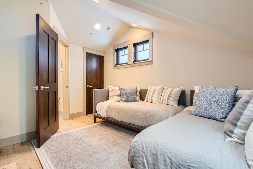 916 Empire Skiers Secret 4 Bedroom Home