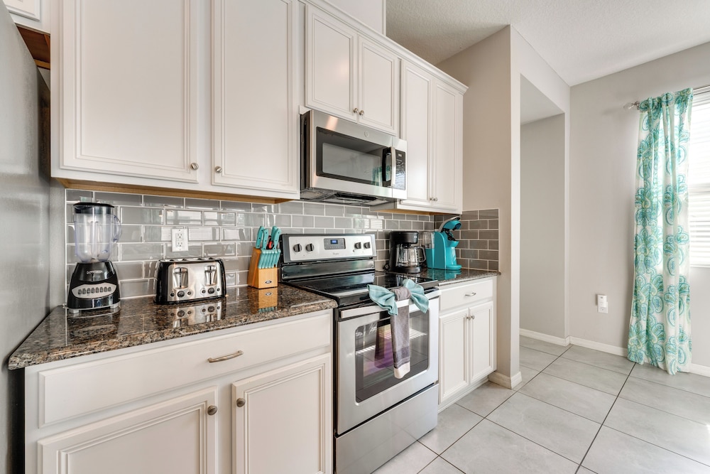 4 Mi to Wdw: Sleek Townhome w/ Community Pool!