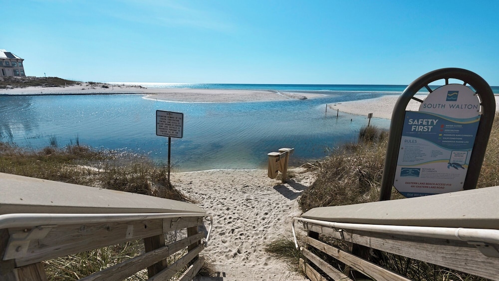 Best of Both Worlds: Pool, Golf Cart, Nearby Attractions & Steps to Beach!