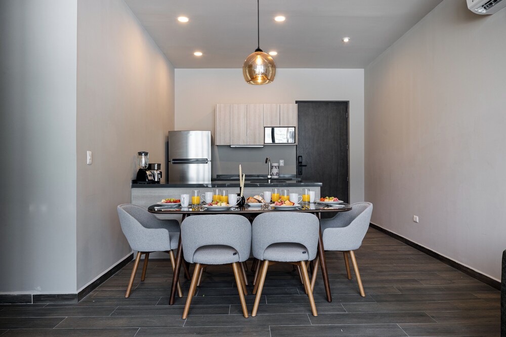 Modern Apts w Pool & Mountain View