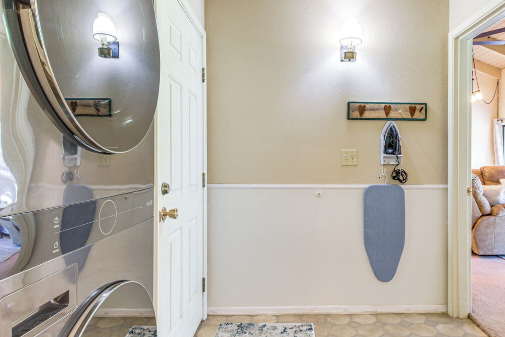 Golf Course Getaway & Hot Tub Haven in Pinetop!