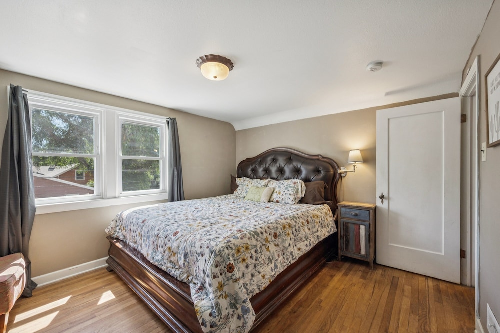 Charming Home Near Unc & Dt Greeley 5 Bedroom Home