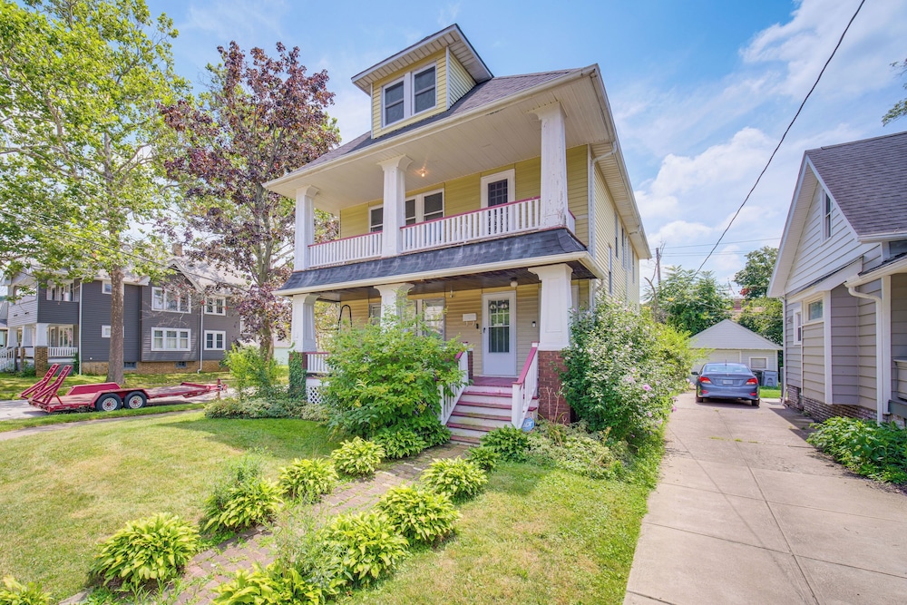 2 Mi to Zoo: Charming Apt w/ Balcony in Cleveland