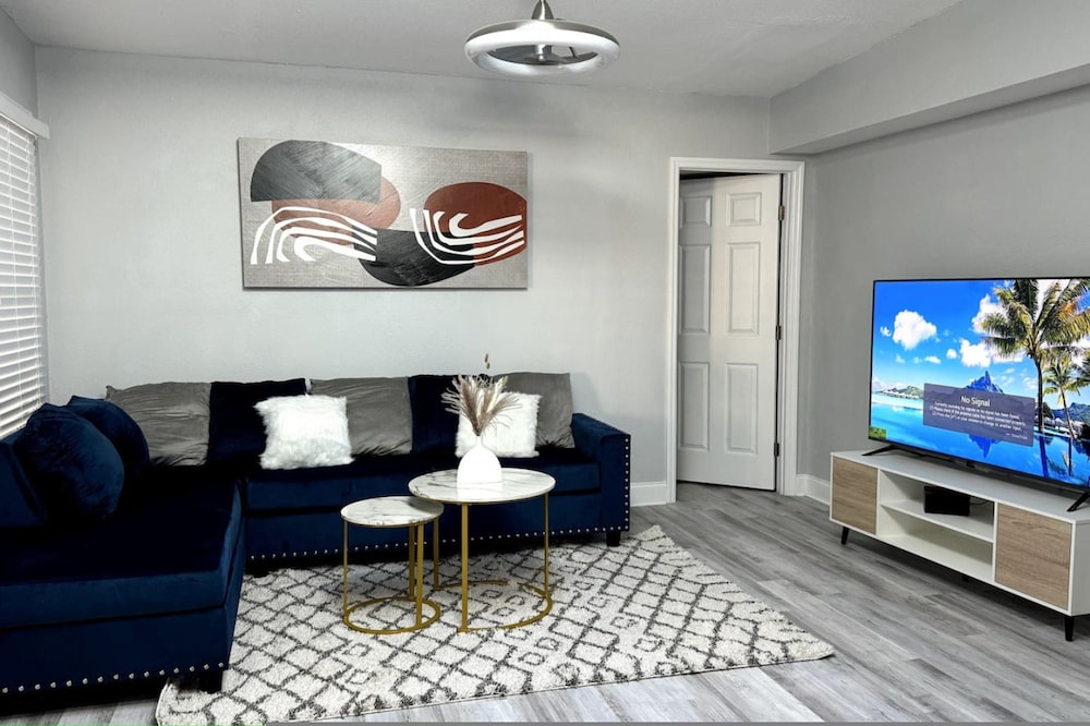 New Fresh House in Seminole Close to Beach
