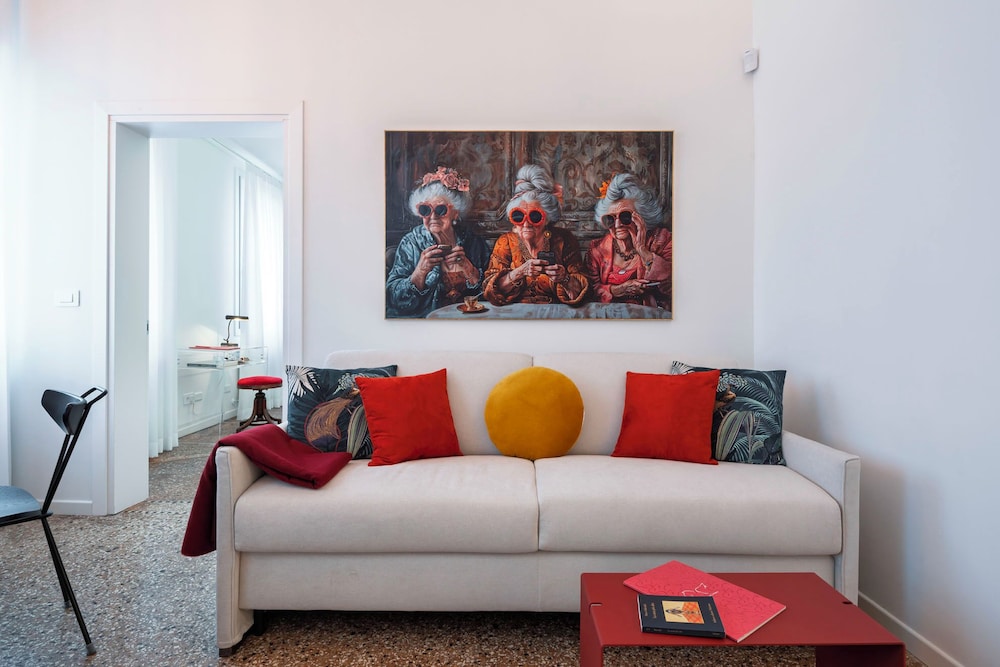 Venetian Alcove