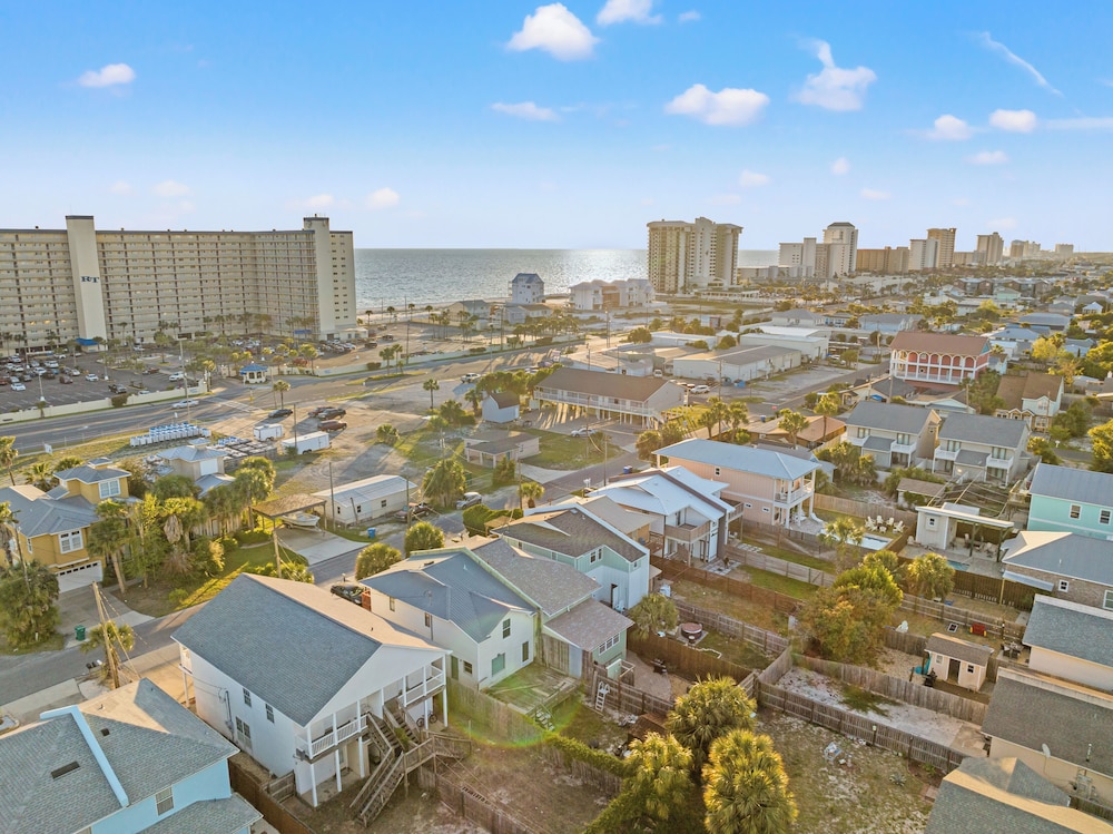 Just Beachy 3BR Dog-friendly Townhouse Near Beaches & Attractions!