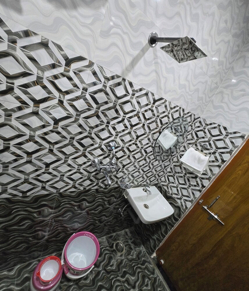 Rudra PGH - just near Temple & Ghats