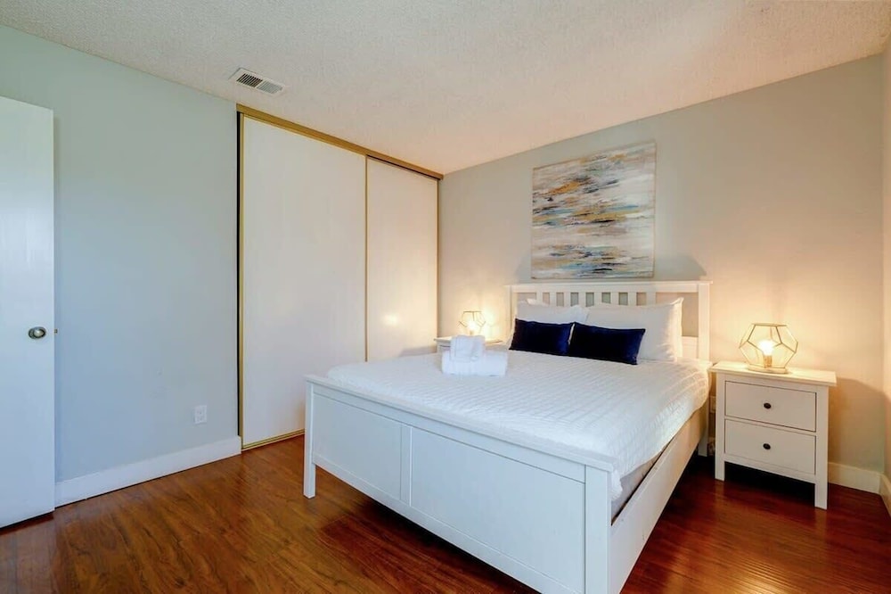 @ Marbella Lane - 4BR Home Away From Home Ldry