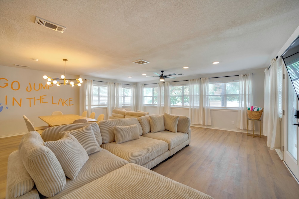 Waterfront Cedar Creek Lake Gem: Near Marina!