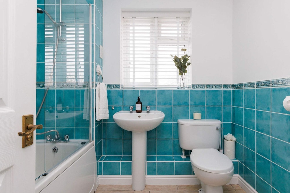 Spacious 4-bed Seaside Retreat in Selsey