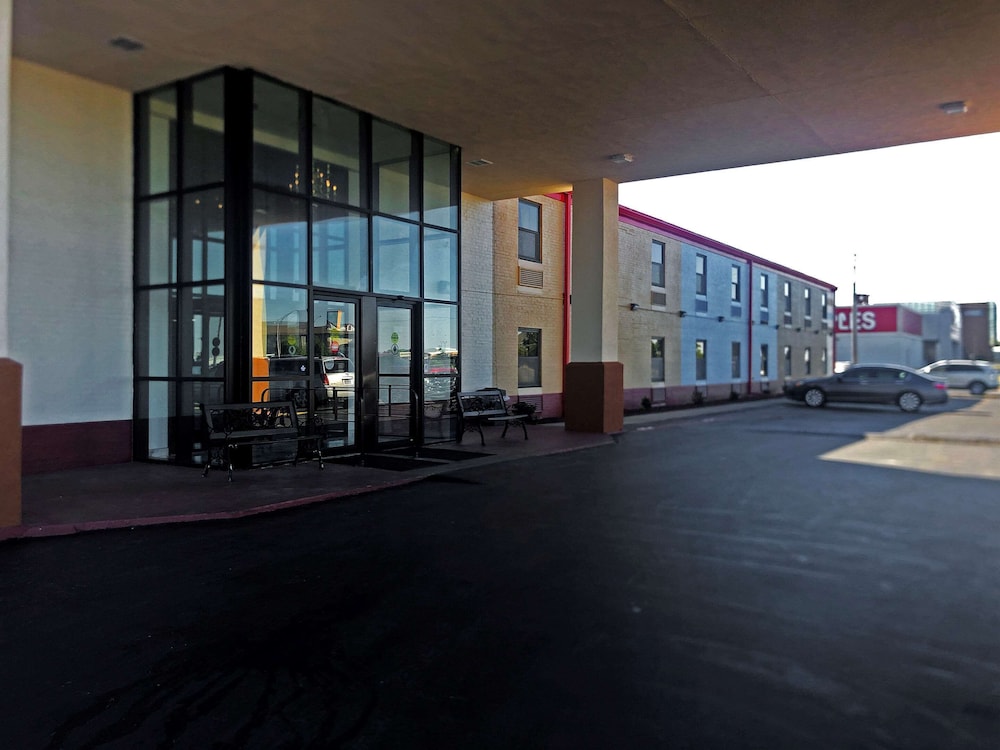 Sedalia Vacations - Econo Lodge Truman Inn - Property Image 9