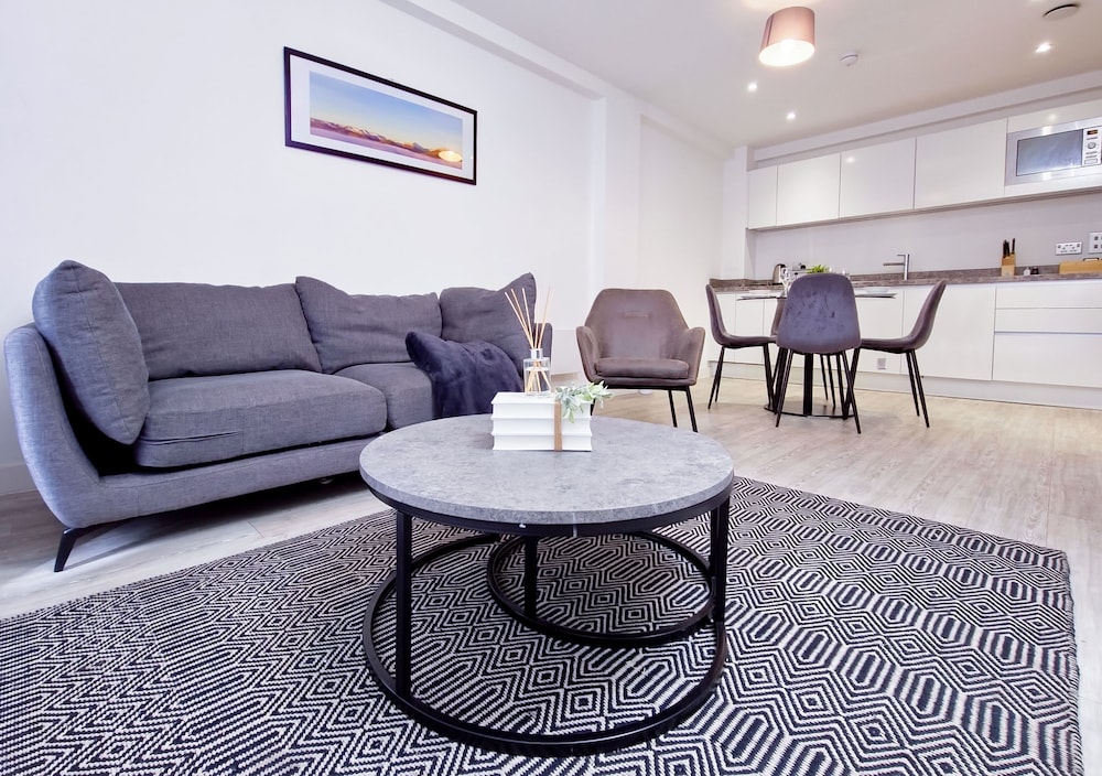 Salford - 2 Bed Apartment - Sleeps 4 - Wifi