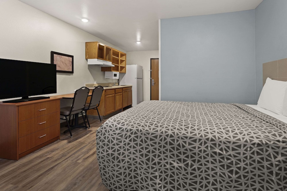 Macon Vacations - WoodSpring Suites Macon North I-75 - Property Image 4