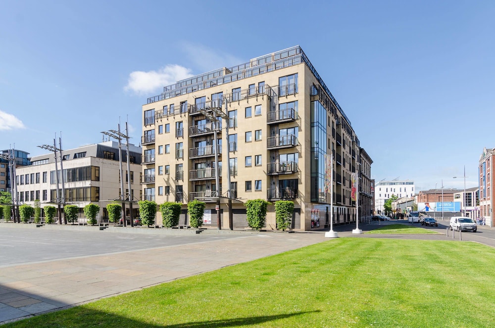 Custom House Square: Cathedral Quarter