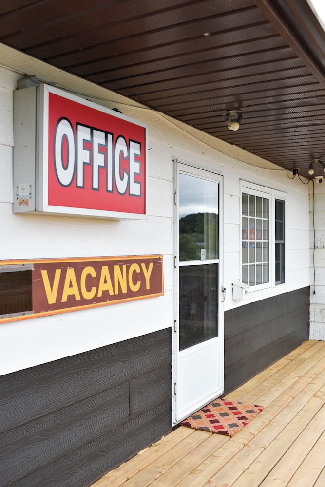 Jackfish Lake Cottages Motel