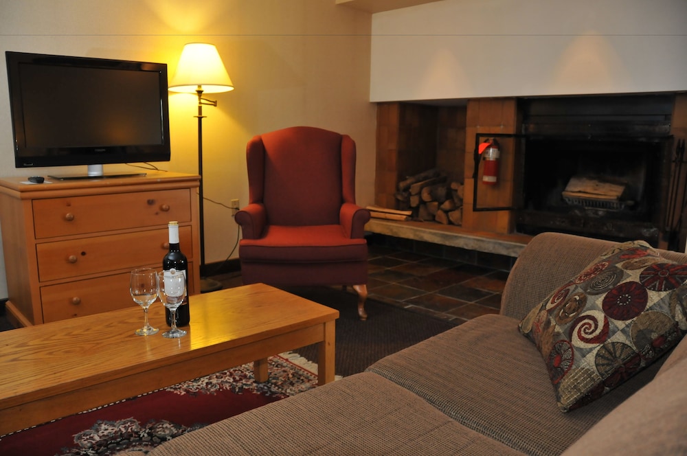 North Bay Vacations - Ramada by Wyndham Pinewood Park Resort North Bay - Property Image 4
