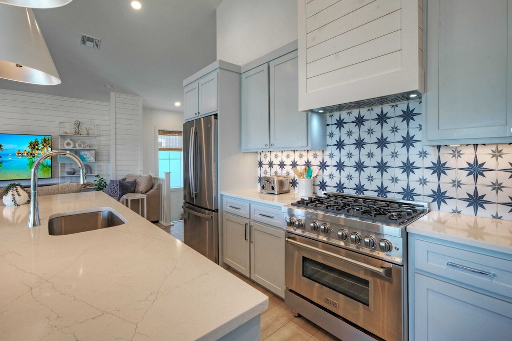 Luxury 4bdr Beach Retreat w/ Private Pool Walk to Dining + Shops Shore Thang