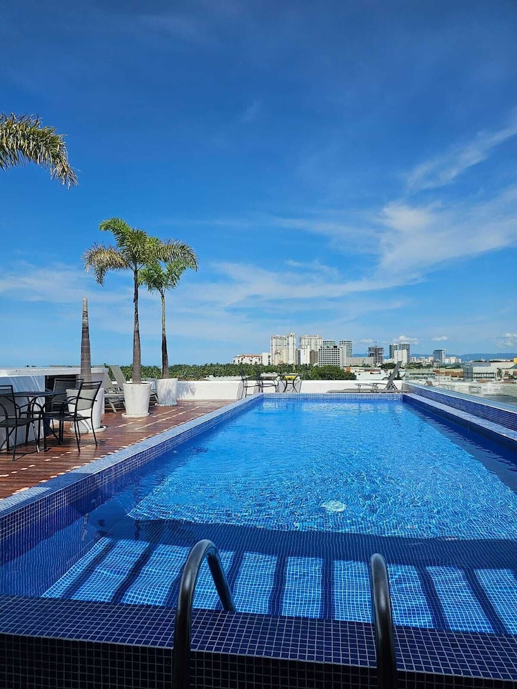 Cambria Versalles by Tovigo Rentals