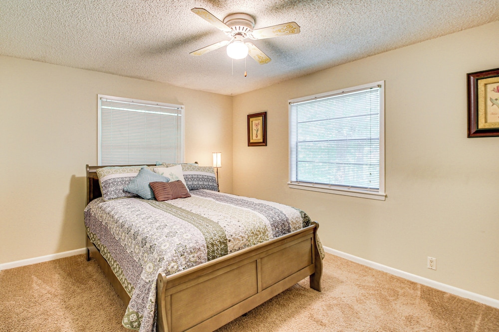 1/2 Mi to Desoto Lake: Hot Springs Village Home