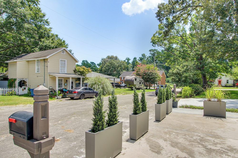 2 Mi to USC Campus: Peaceful Apartment w/ Yard